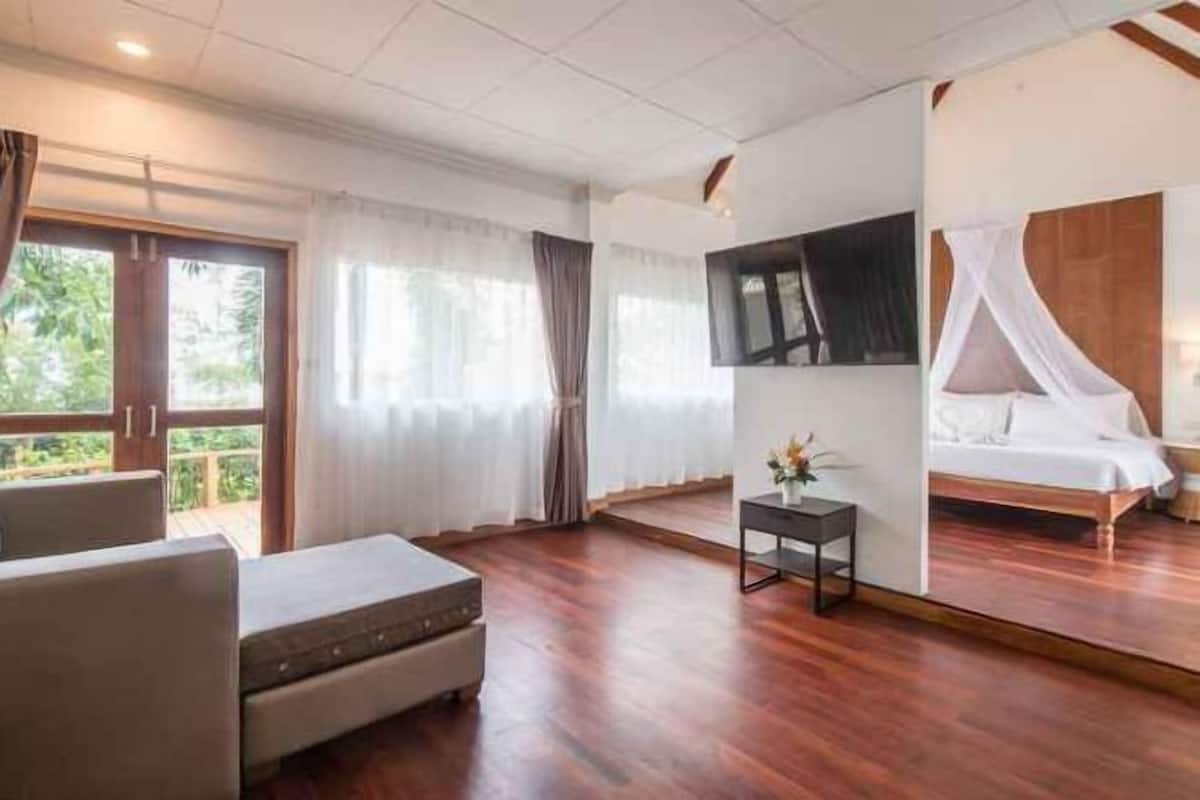 Colchones con pillow-top y caja de seguridad en la habitación