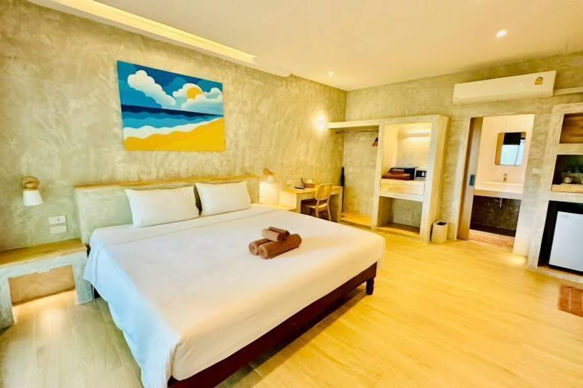 Pillowtop beds, in-room safe, desk, laptop workspace