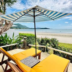 Deluxe Beachfront Bungalow | Terrace/patio