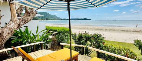Deluxe Beachfront Bungalow | Terrace/patio