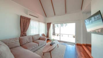 Suite Beachfront | Wohnbereich | 32-Zoll-Flachbildfernseher mit Kabelempfang, Fernseher