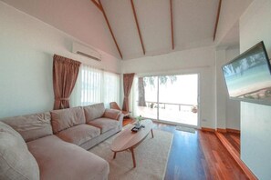 Suite Beachfront | Living area | 32-inch flat-screen TV with cable channels, TV - Twin Bay Resort (Ko Lanta)