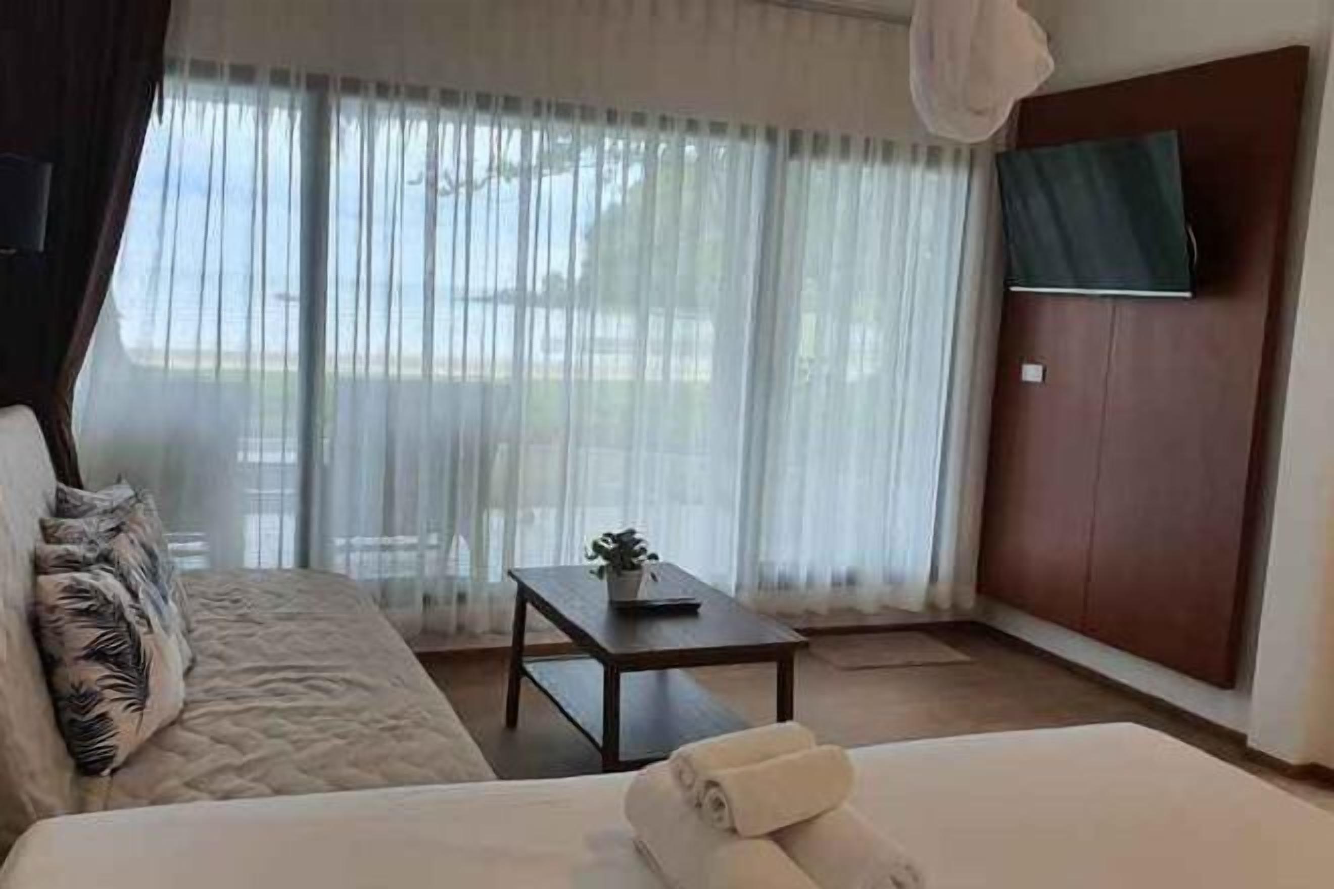 加厚床垫、客房内保险箱、办公桌、笔记本电脑工作区