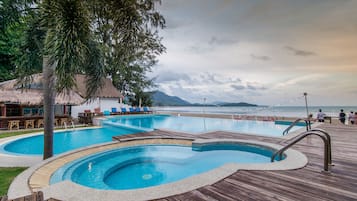 Una piscina al aire libre (de 07:00 a 21:00), tumbonas