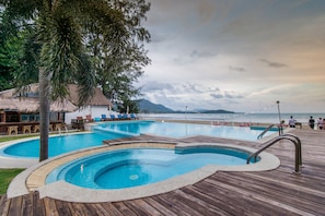 Outdoor pool, open 7 AM to 9 PM, pool loungers - Twin Bay Resort (Ko Lanta)