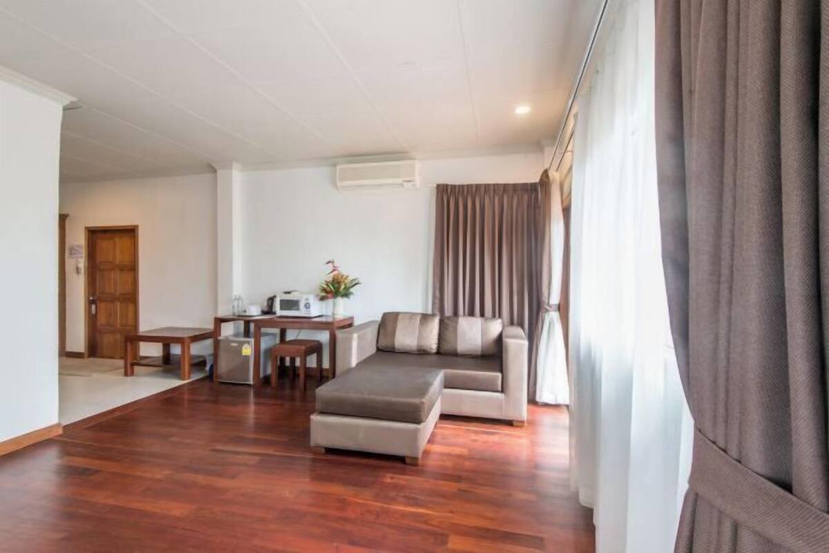 Living area | 32-inch flat-screen TV with cable channels, TV