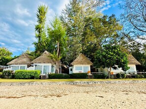 Deluxe Beachfront Bungalow | Terrasse/Patio