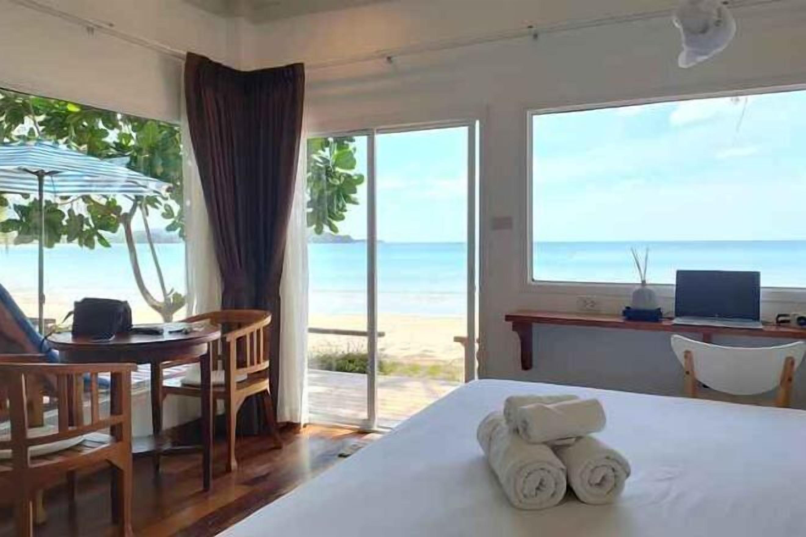 加厚床垫、客房内保险箱、办公桌、笔记本电脑工作区