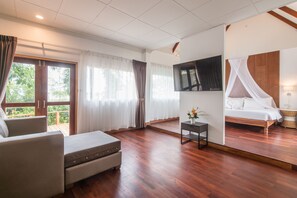 32-inch flat-screen TV with cable channels, TV - Twin Bay Resort (Ko Lanta)