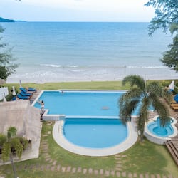 Piscine extérieure, chaises longues