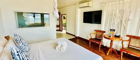 Colchones con pillow-top y caja de seguridad en la habitación