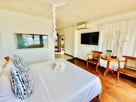 Deluxe Beachfront Bungalow | Colchones con acolchado adicional, caja fuerte, escritorio