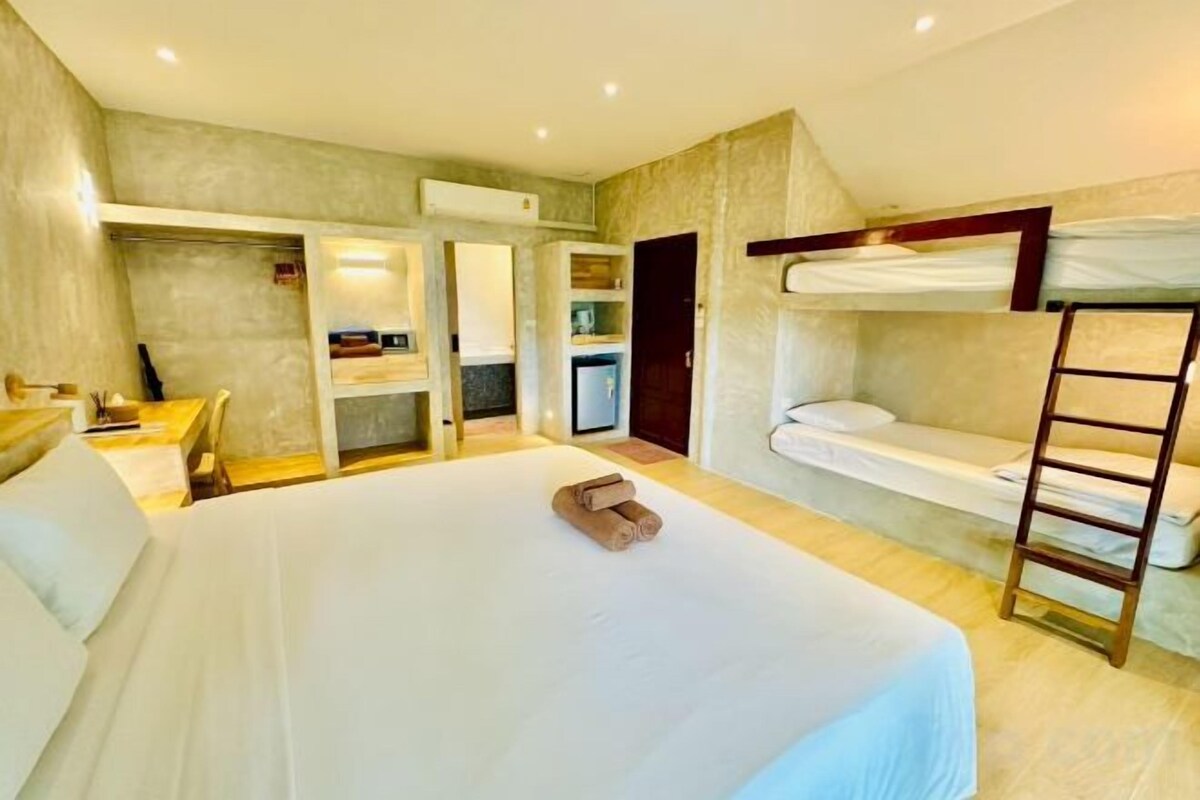 Pillowtop beds, in-room safe, desk, laptop workspace