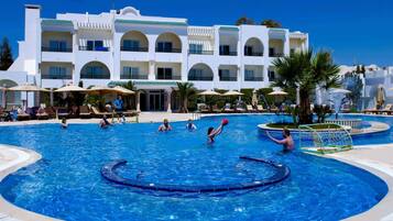 Inomhuspool och utomhuspool