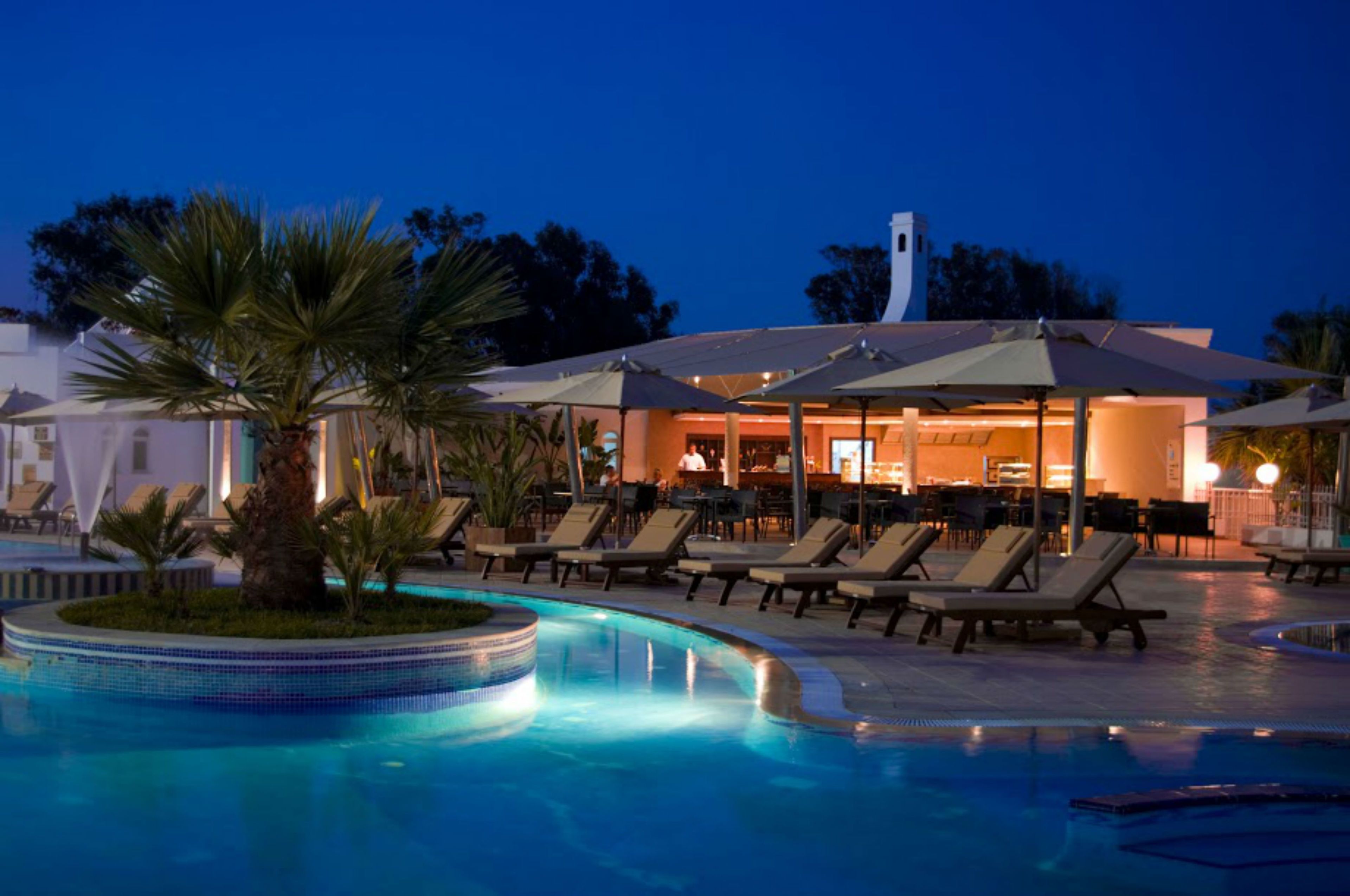 Een binnenzwembad, een buitenzwembad