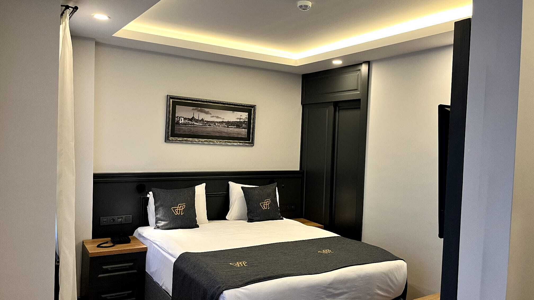 Annex Deluxe Double Room, City View | Premium bedding, minibar, in-room safe, laptop workspace