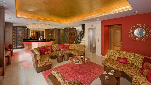 A spacious lobby with a high ceiling, a reception desk, a staircase, and a large mirror on the wall. - Ferman Hotel Old City - Special Class (Istanbul)