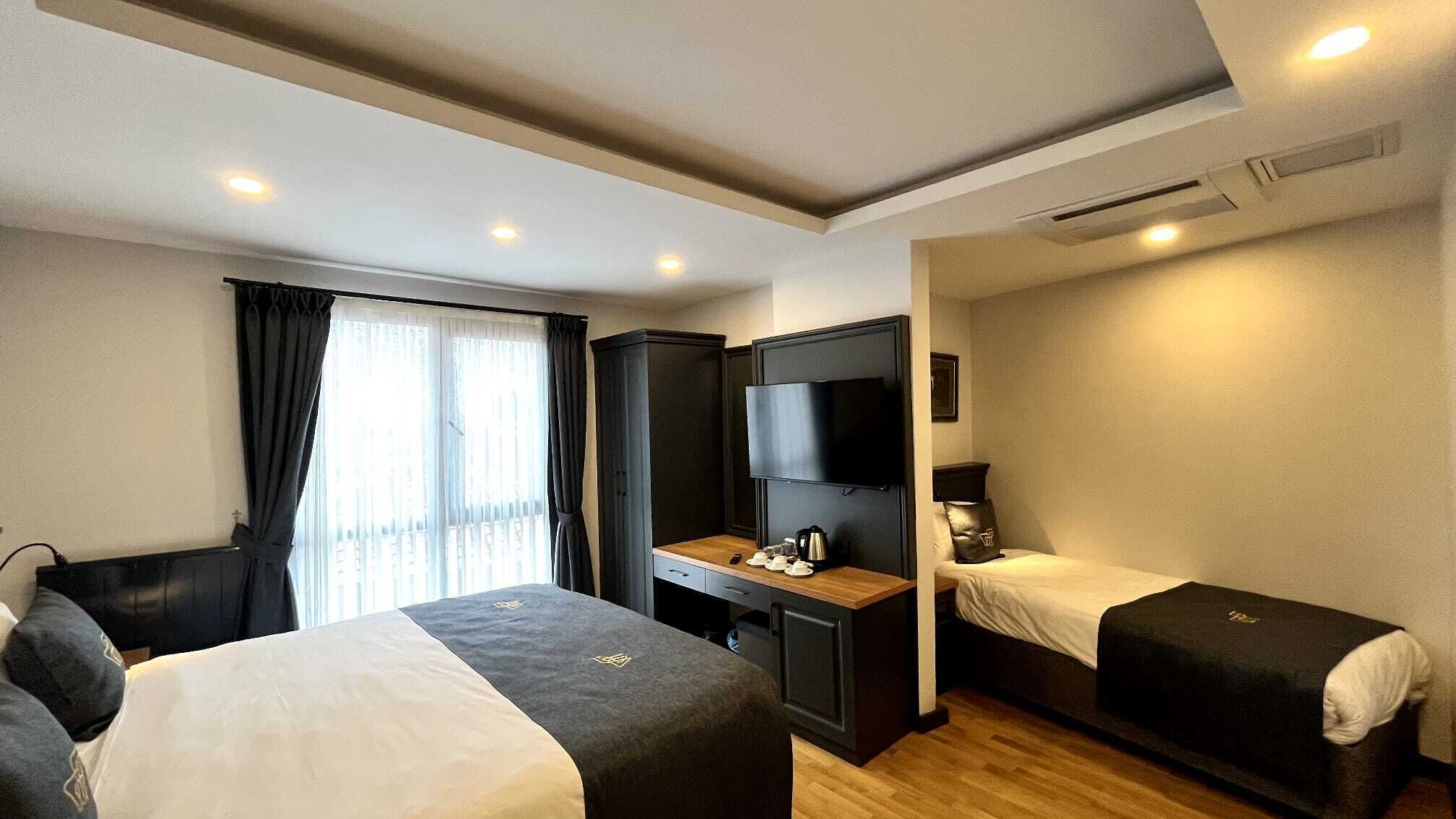 Annex Deluxe Triple Room Sea View | Premium bedding, minibar, in-room safe, laptop workspace