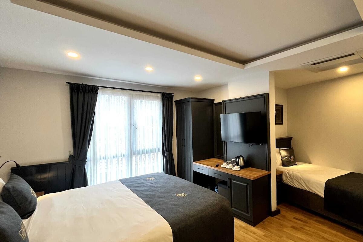 Habitación triple Deluxe, vistas al mar | Ropa de cama de alta calidad, minibar, caja fuerte