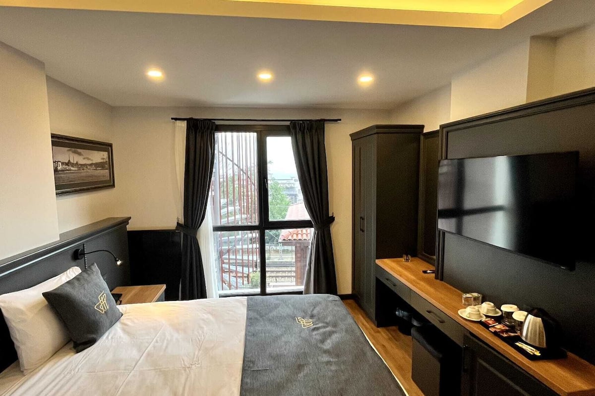 Annex Deluxe Double or Twin Room, Sea View | Premium bedding, minibar, in-room safe, laptop workspace
