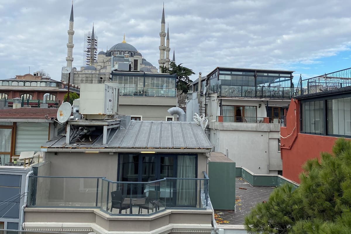 Un edificio moderno con tejado plano, ventanas amplias y un balcón.