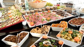 Desayuno buffet diario (EUR 10 por persona)