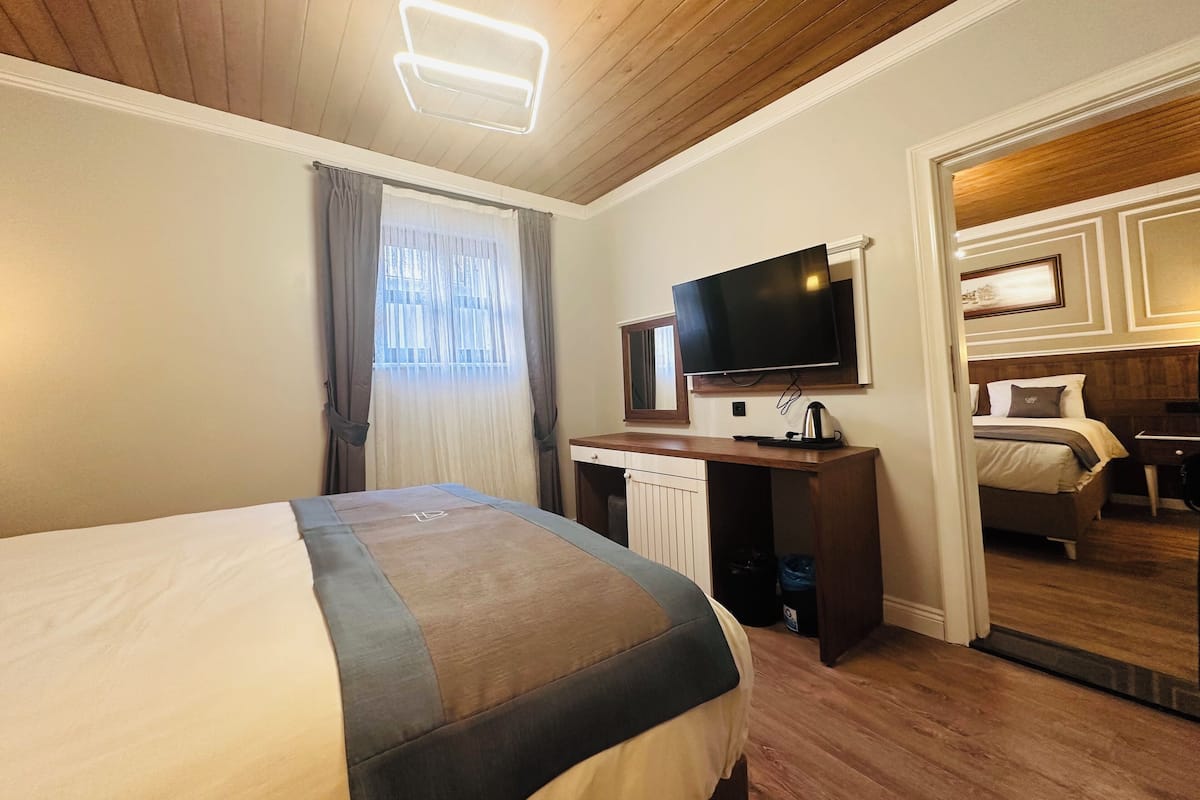 Annex Superior Room, 2 Bedrooms, Connecting Rooms, Courtyard View | 2 camere, biancheria da letto di alta qualità, minibar
