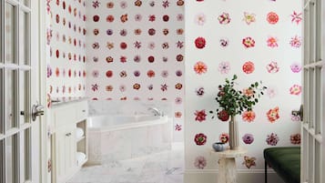 Junior Suite (Bridal King Junior Suite) | Bathroom | Combined shower/tub, free toiletries, hair dryer, towels