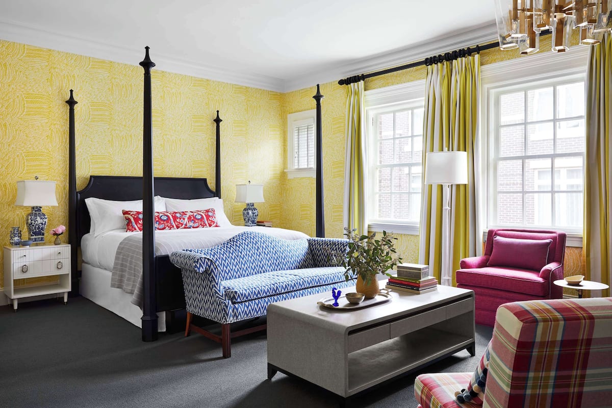 junior suite (sir big spur king jr suite) | living area | tv