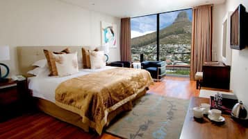 Superior Room, 1 King Bed | Premium bedding, minibar, in-room safe, desk