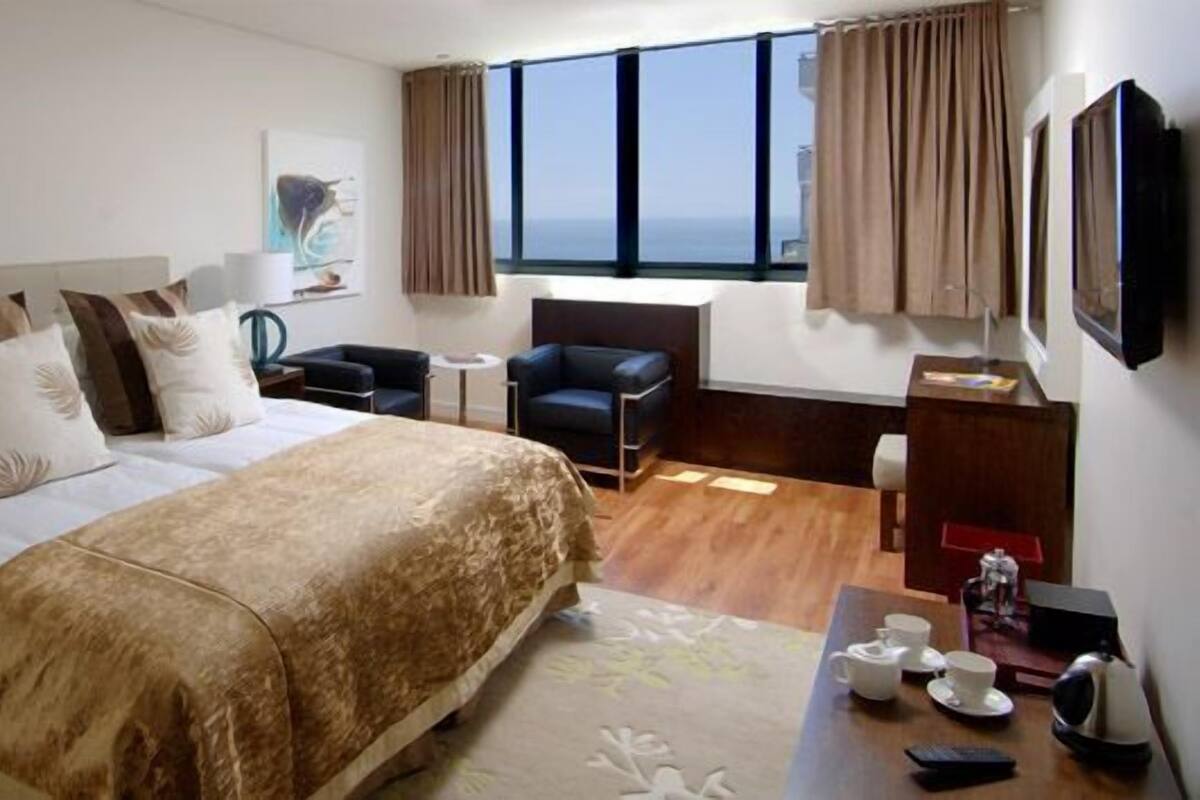 Luxe beddengoed, een minibar, een kluis op de kamer, een bureau