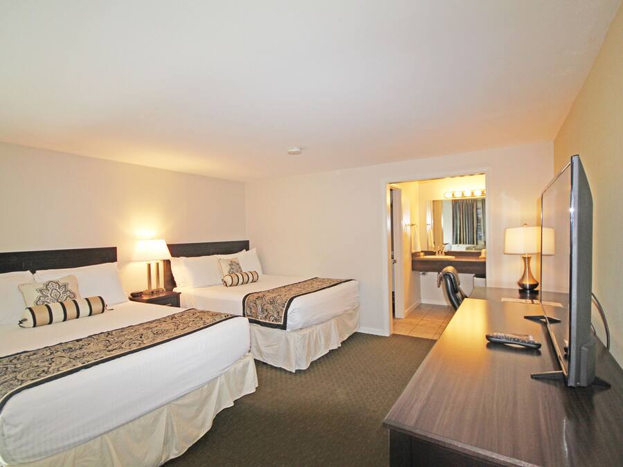 Quarto standard, 2 camas Queen | Berço de viagem, Wi-Fi de cortesia, roupa de cama