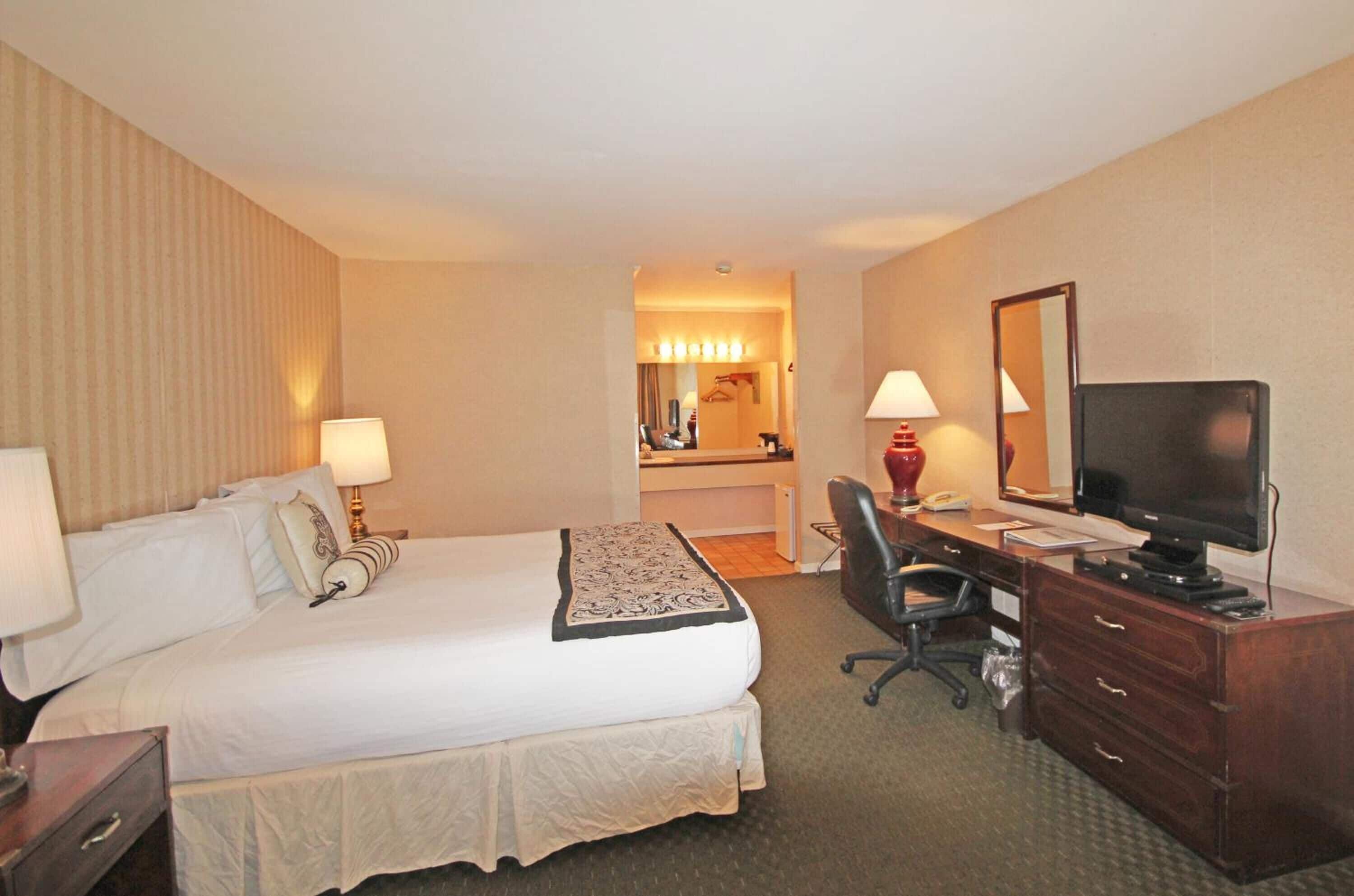 Travel crib, free WiFi, bed sheets