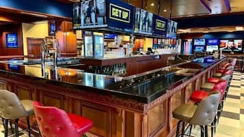 ランチ、ディナーに営業