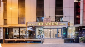 The Grand Hilarium Hotel entrance with a clear view of the lobby and seating area. - Grand Hilarium Hotel (Istanbul)