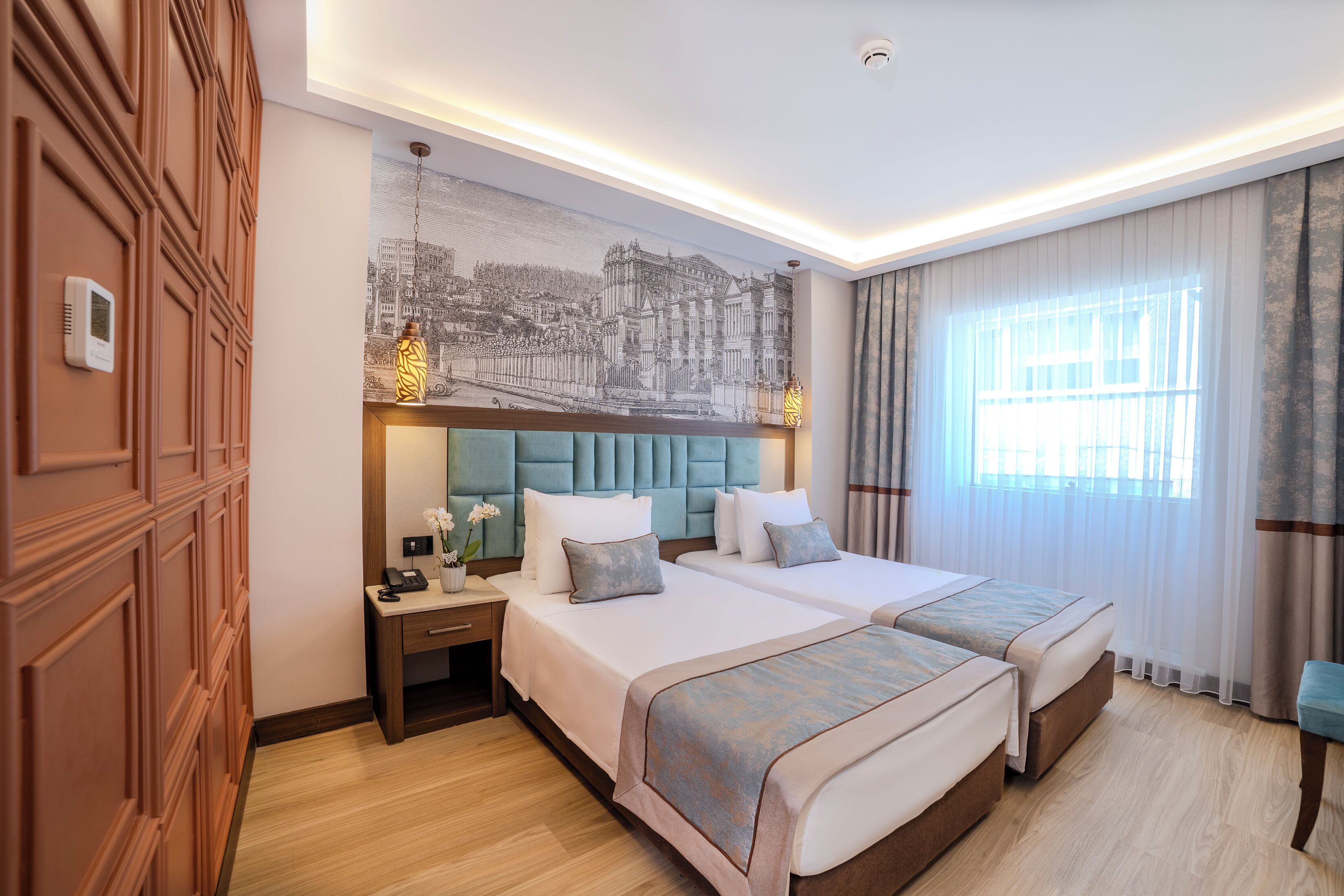 Standard Double or Twin Room | Minibar, in-room safe, desk, soundproofing