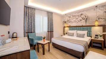 Zweibett-/Doppelzimmer | Minibar, Zimmersafe, Schreibtisch, schallisolierte Zimmer