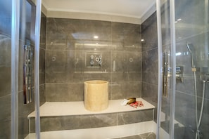 Standard Room | Bathroom