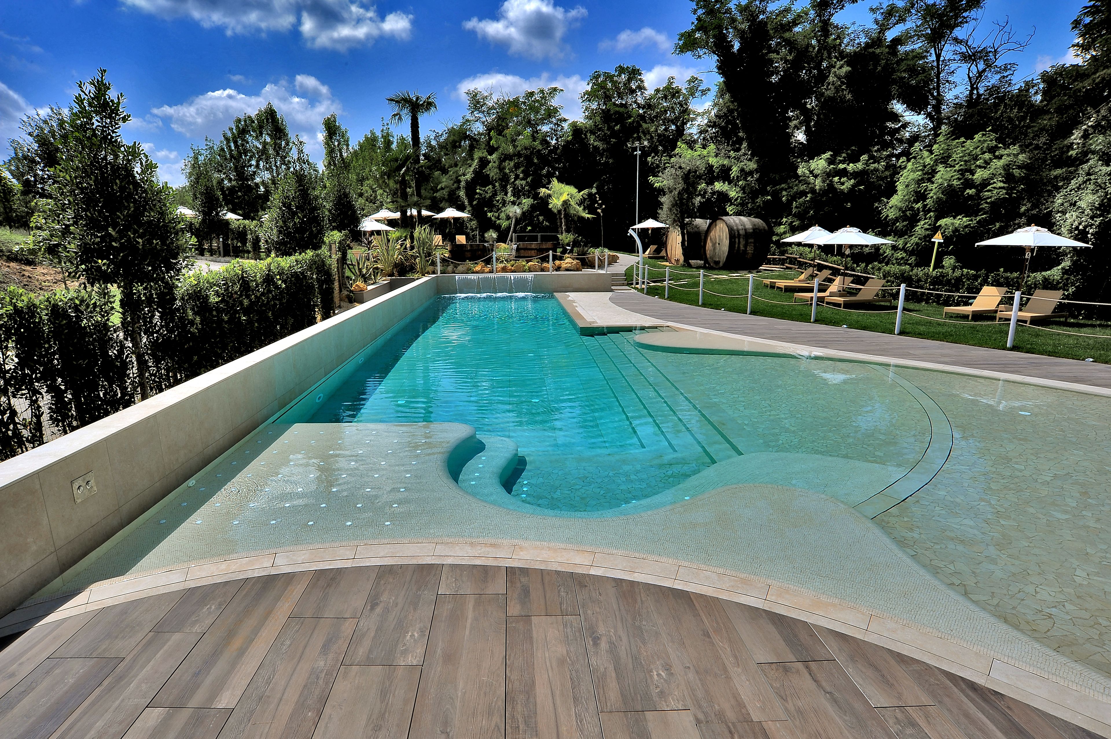 Piscine extérieure (ouverte en saison), parasols de plage