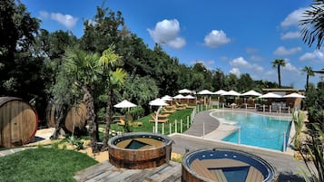 Piscine extérieure (ouverte en saison), parasols de plage