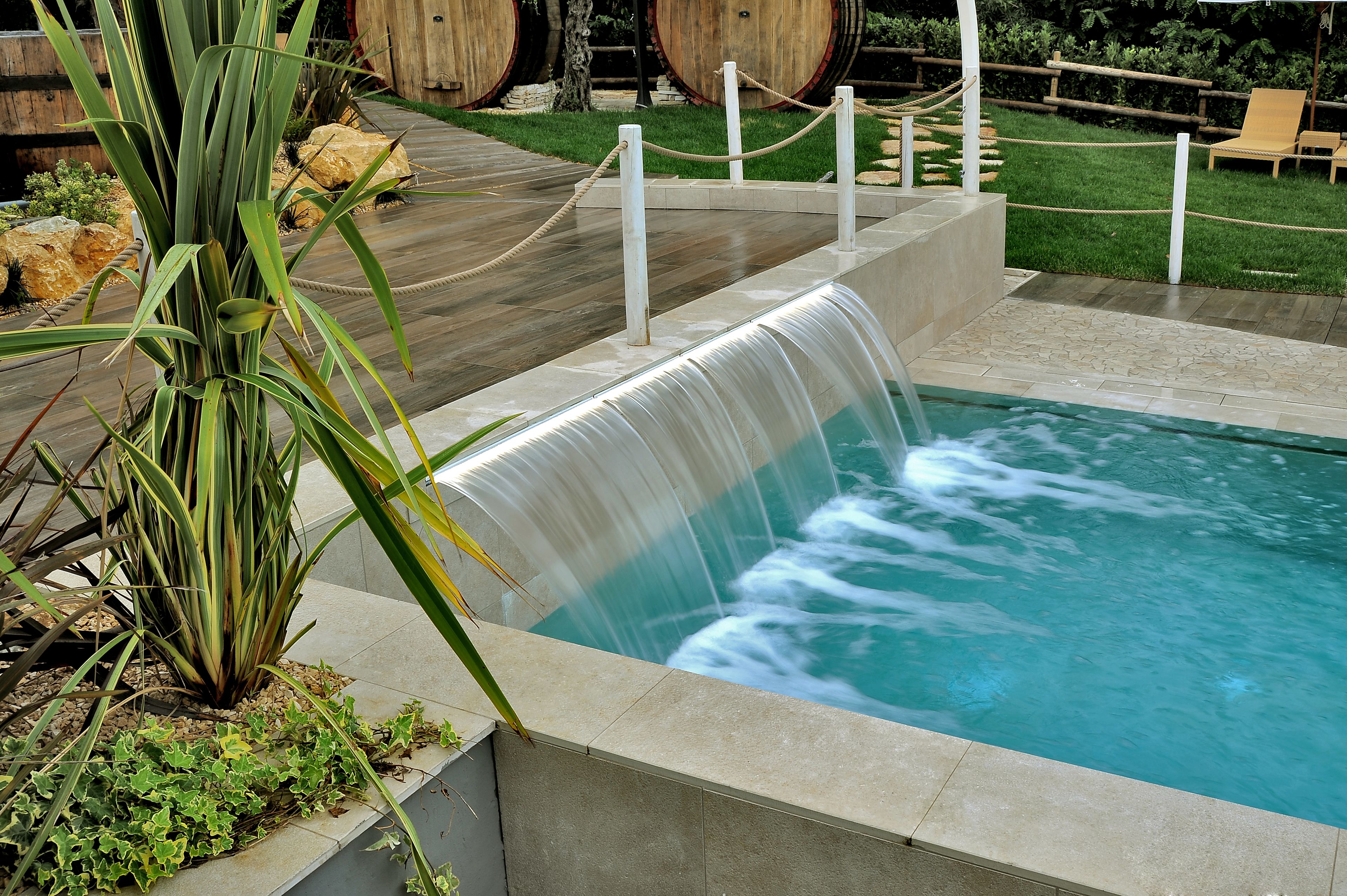 Piscina stagionale all'aperto, ombrelloni da piscina, lettini
