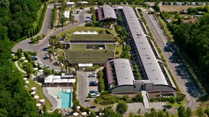 Vue aérienne d’un hôtel doté d’une piscine, d’un espace de détente extérieur et d’un parking.