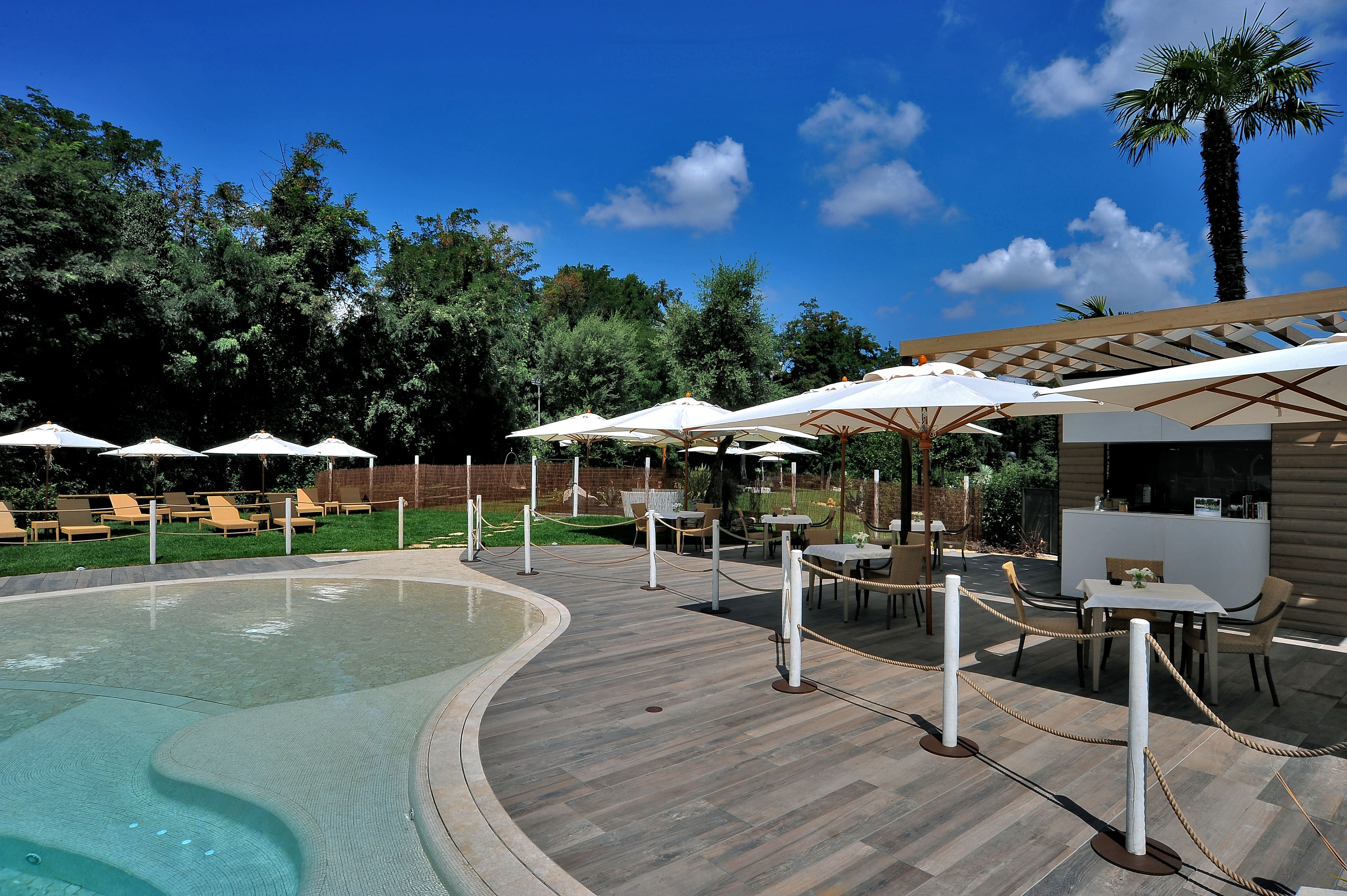 Piscine extérieure (ouverte en saison), parasols de plage