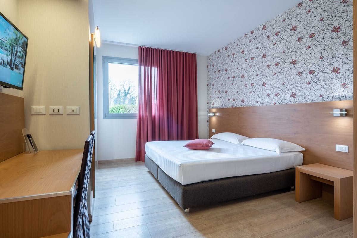 Peralatan tempat tidur premium, bar mini, peti besi dalam bilik, meja