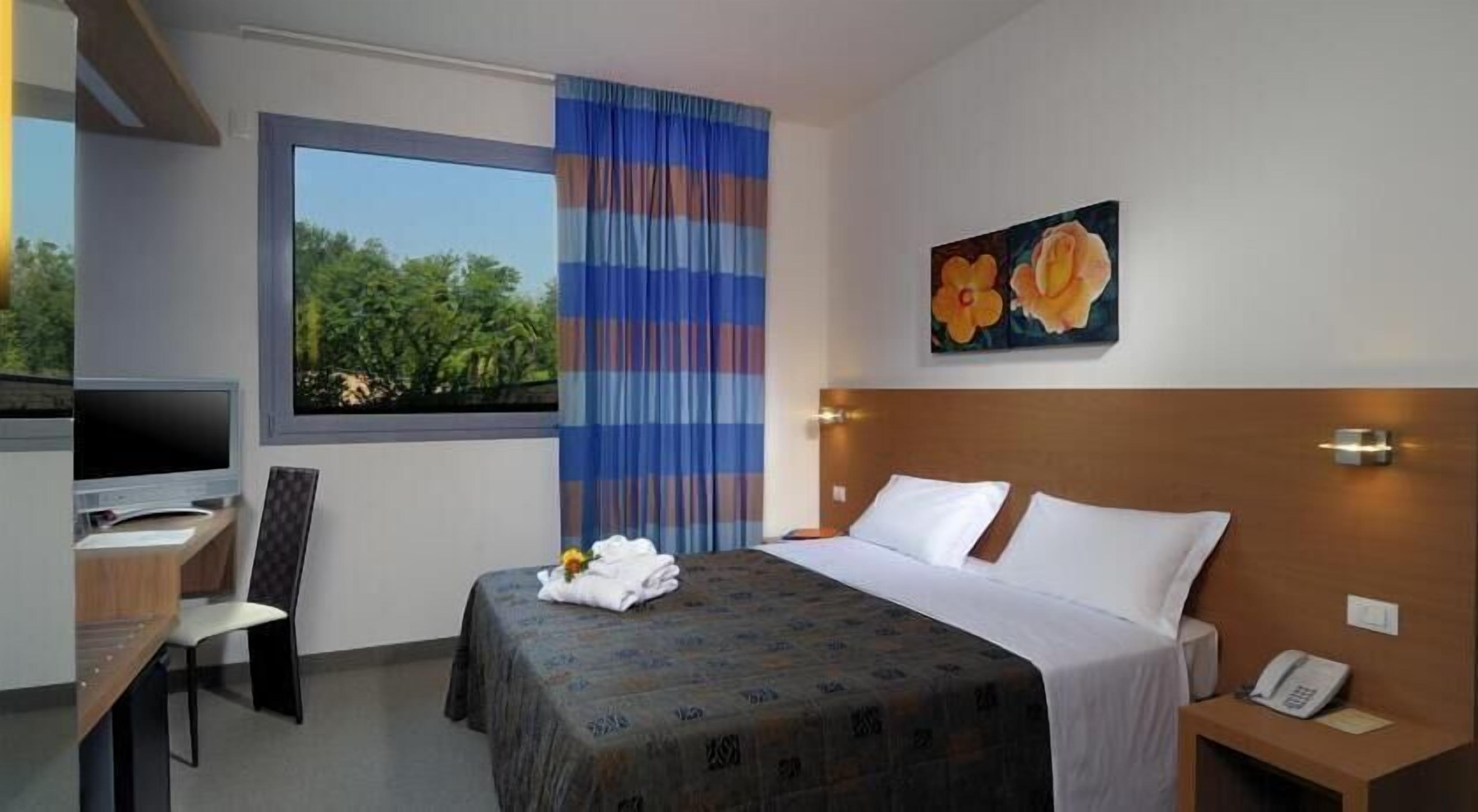Luxe beddengoed, een minibar, een kluis op de kamer, een bureau