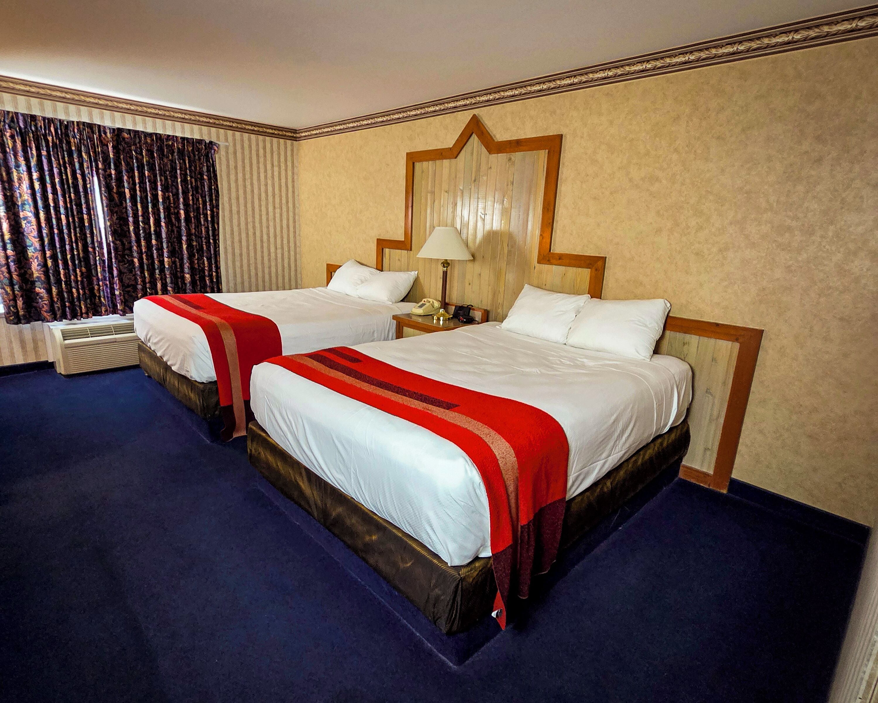 Caja fuerte, cortinas opacas, tabla de planchar con plancha