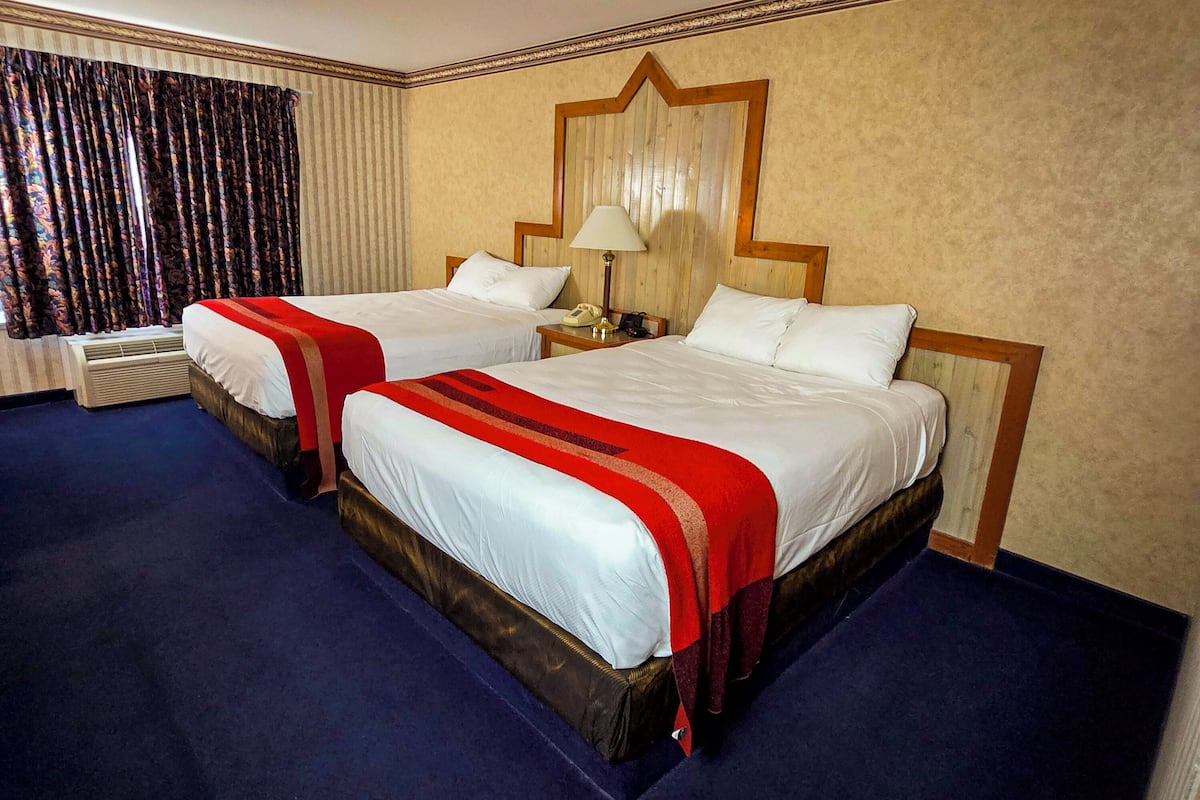 Caja fuerte, cortinas opacas, tabla de planchar con plancha