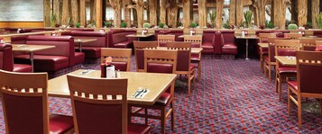 Café da manhã feito na hora todos os dias mediante uma taxa