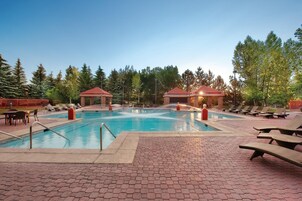 Piscina externa sazonal, espreguiçadeiras