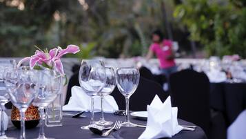 5 restaurants; breakfast, lunch and dinner served